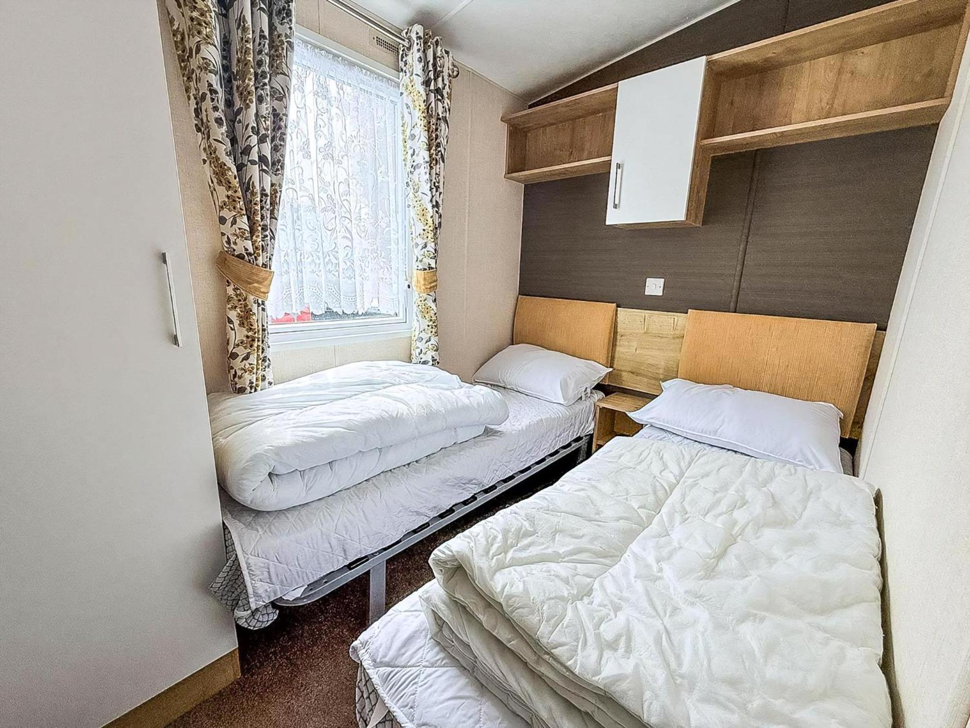 Brilliant Caravan With A Partial Sea View In Suffolk Ref 32026Az Lowestoft Exterior photo