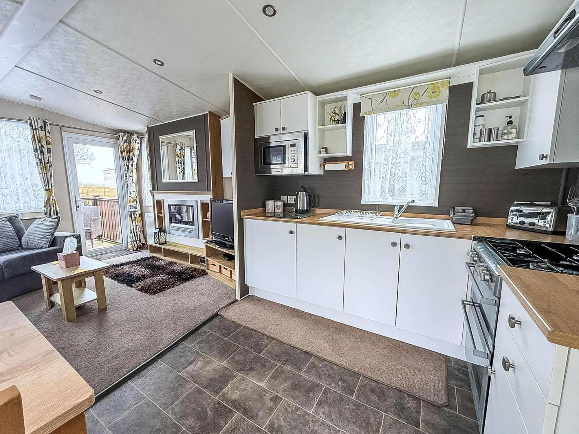 Brilliant Caravan With A Partial Sea View In Suffolk Ref 32026Az Lowestoft Exterior photo